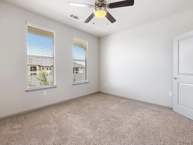 Building Photo - Live in Richmond – Get 1 Month Free Rent!