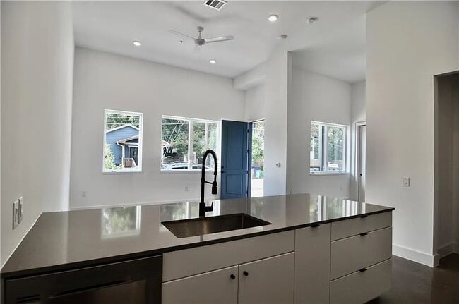 Building Photo - "Chic 2-Bed Gem in Vibrant East Austin Locale – Welcome Home!"