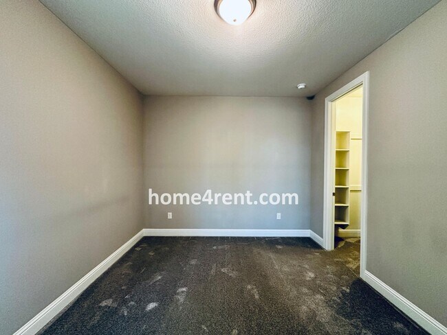 Building Photo - Main Level Primary Bedroom, Updated Kitche...