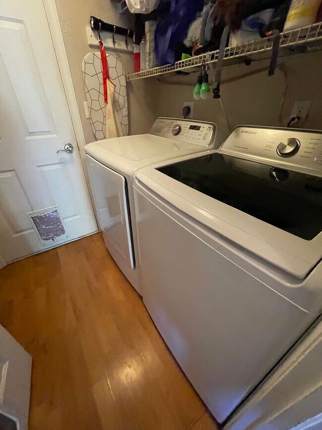 Building Photo - Charming 3 Bed 3 Bath Home - Available Aug...