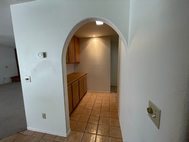 Building Photo - Victorville- Beautiful 3 Bedroom Home in G...
