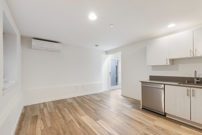 Building Photo - Modern 1BR Apartment in Prime Queen Anne L...