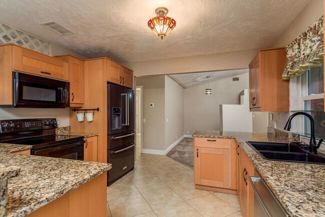 Building Photo - Pool Home Near Florida Beaches