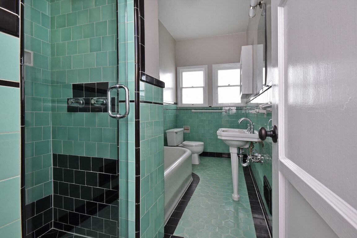 Building Photo - 724 S Genesee Ave