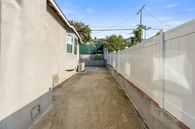 Building Photo - Designer Culver/Fairfax House + Studio | Dog Run & Private Orchard | 3-Car Parking