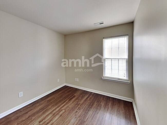 Building Photo - 1007 Vanguard Dr