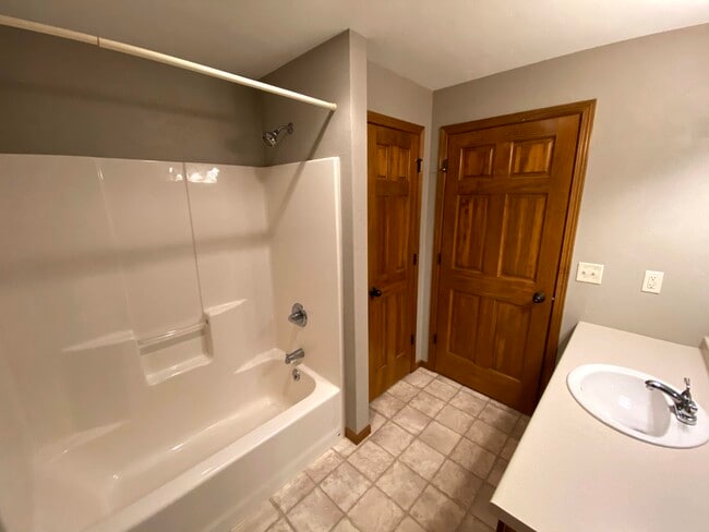 Lower Level Tub - N1125 Craftsmen Ct