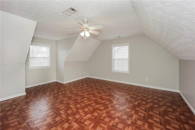 Building Photo - 60 Roxbury Ln