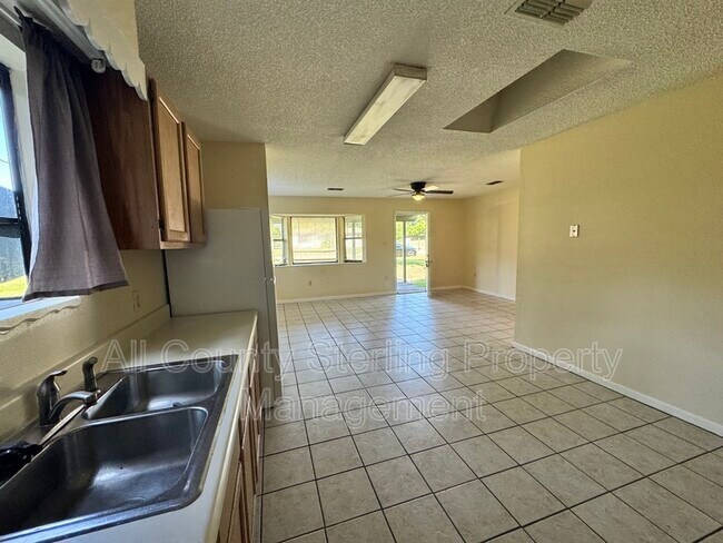 Building Photo - 159 SW Elizabeth Ct