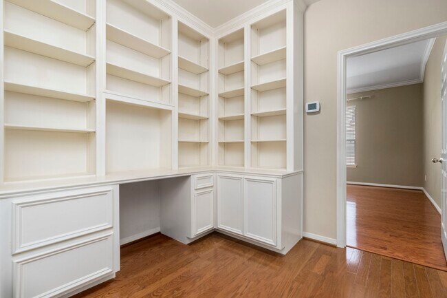 Building Photo - 707 W Heights Hollow Ln