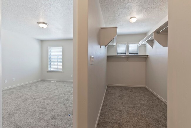 Building Photo - Chic 3 Bed 2.5 Bath Townhome in Spanish Fork!