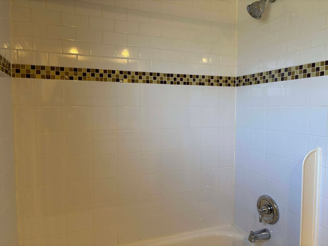 Building Photo - 558 Green Bay Rd