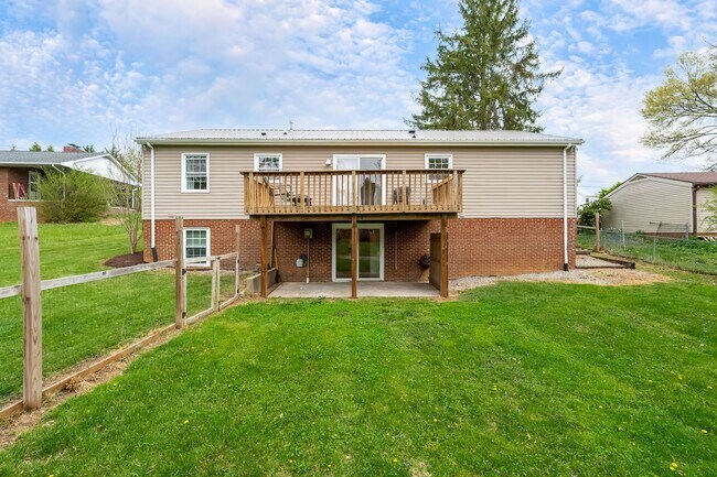 Building Photo - Spacious Ranch Close to Campus
