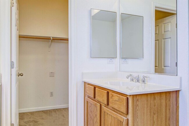Building Photo - Beautiful 4 Bedroom, 2.5 Bath Condo for Rent in Elk Grove