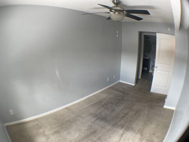 Building Photo - READY FOR MOVE IN! Upgraded 2-Bed, 2-Bath ...