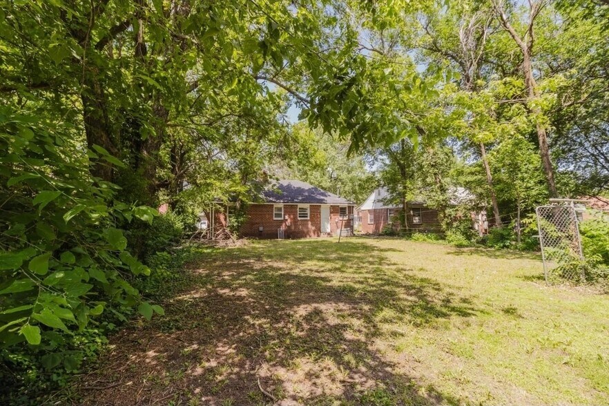 Building Photo - 1018 N Volutsia Ave