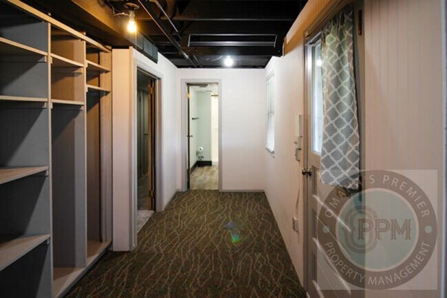 Building Photo - Convenience & Style: Your 3-Bed, 2-Bath Om...