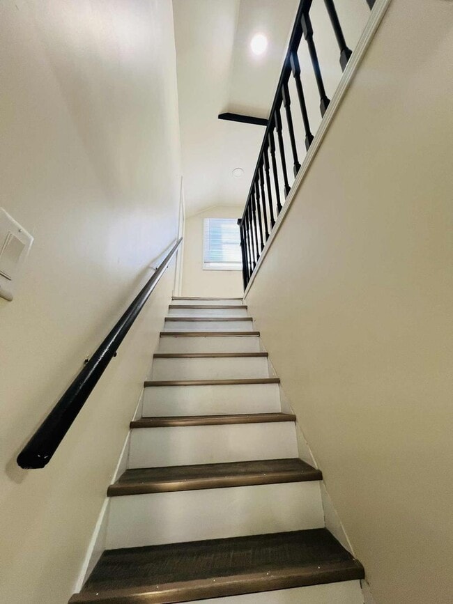 Building Photo - Freshly Updated Single-Family Home with Spacious Upper Bedroom