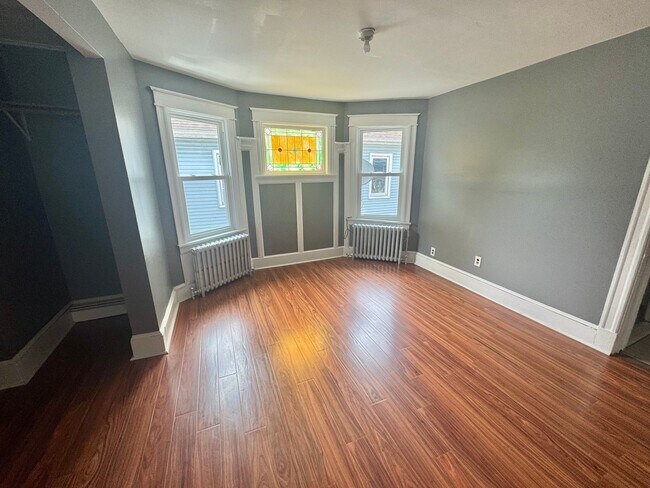 Building Photo - PRICE REDUCED!! Stunning Renovated 4-Bedro...