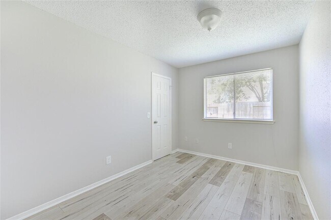 Building Photo - 4407 Alamo Ave