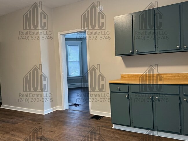 Building Photo - 160 1/2-160 1/2 Lake St