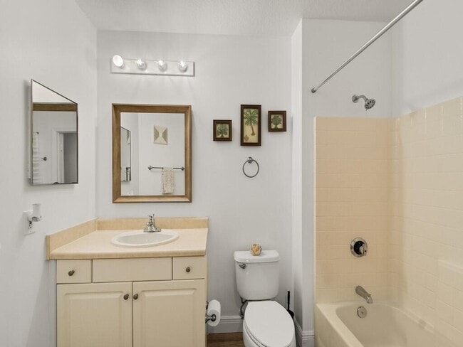 Building Photo - 5020 Fairways Cir