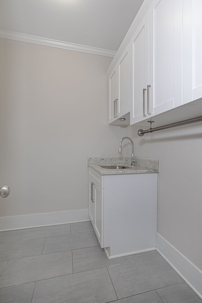 Building Photo - 2033 Cherokee Dr
