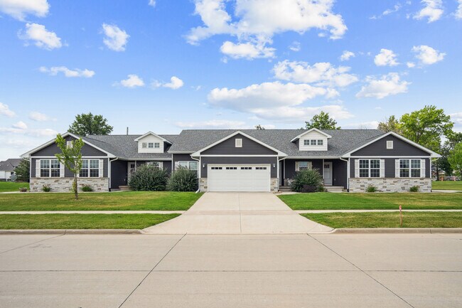 Building Photo - 3016 Sherwood Dr