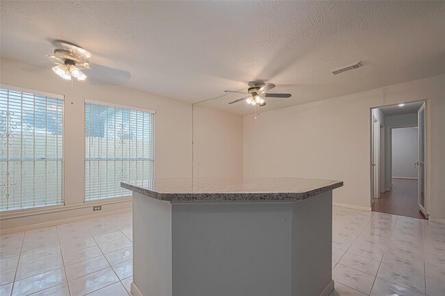 Building Photo - 6607 Bayou Crest Dr