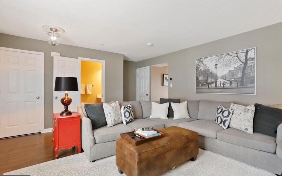 Building Photo - 1121 Frontline Dr