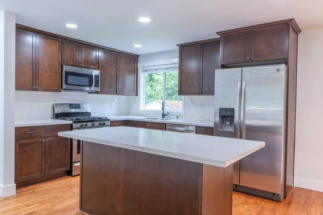 Building Photo - 4bed/3bath home in Finn Hill