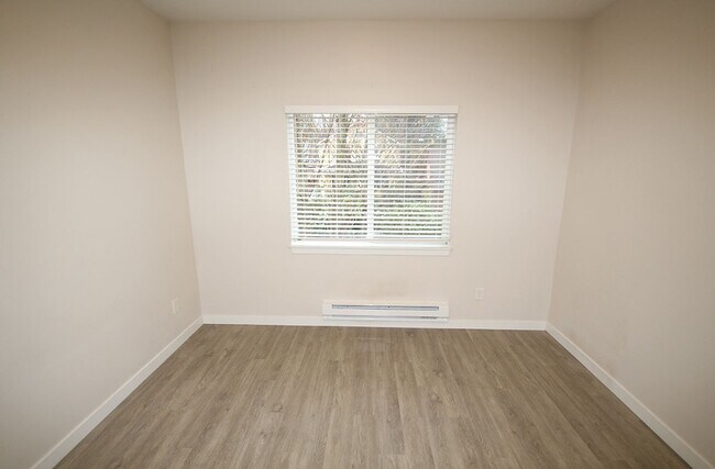Building Photo - NEWER CONSTRUCTION 8 BEDROOM, 3 BATH HOME ...