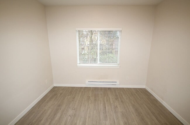 Building Photo - NEWER CONSTRUCTION 8 BEDROOM, 3 BATH HOME BY UW!