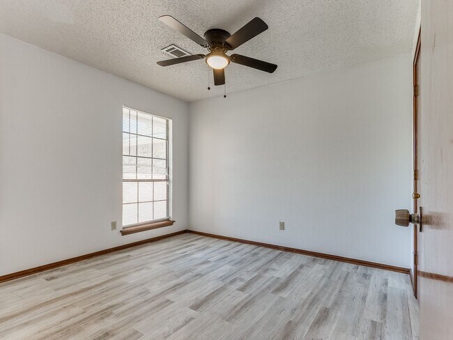 Building Photo - 3 Bed 2 bath!