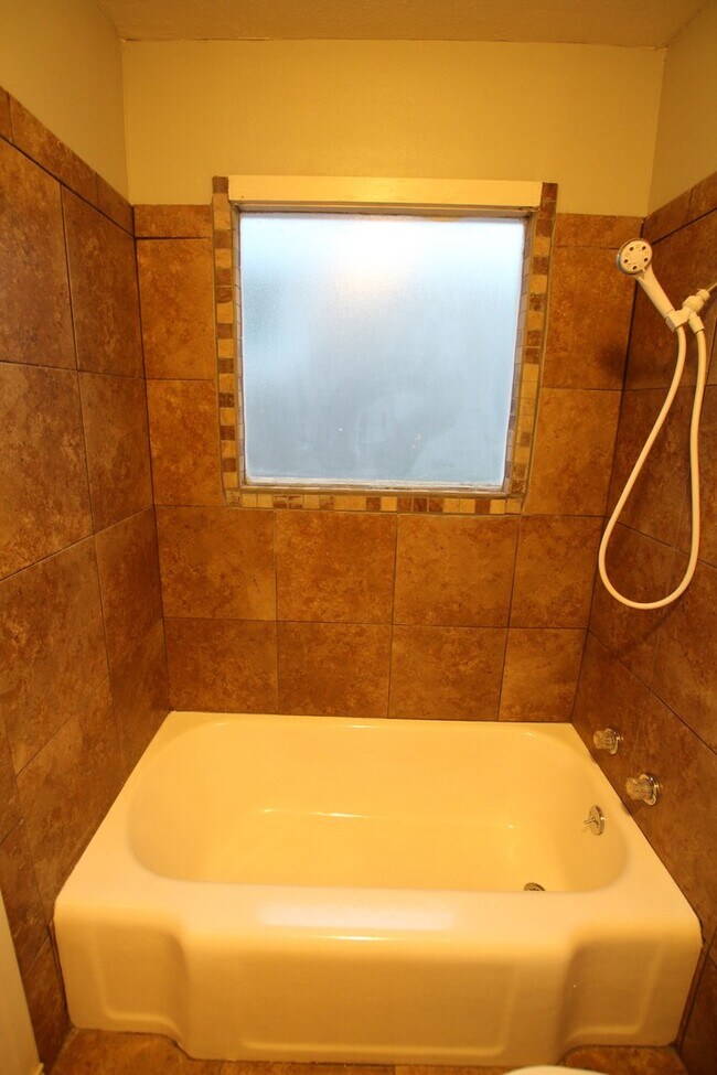 Building Photo - Available-Adorable Large 3 bedroom Home near Downtown!