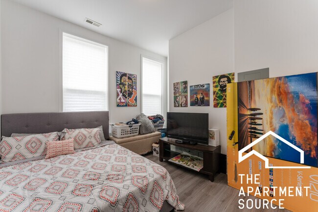 Building Photo - 2022 S Throop St