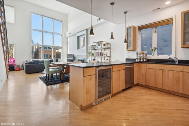 Building Photo - 1111 N Paulina St