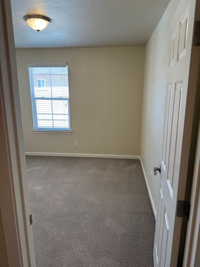 Building Photo - 3-bedroom, 2.5-bathroom townhouse located ...