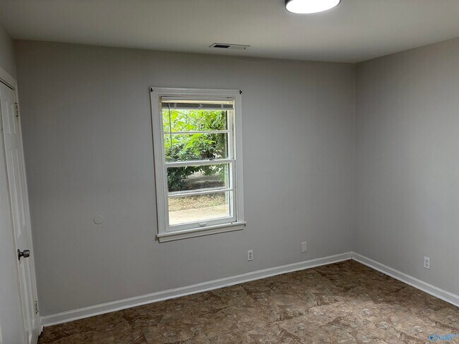 Building Photo - 609 9th St NW