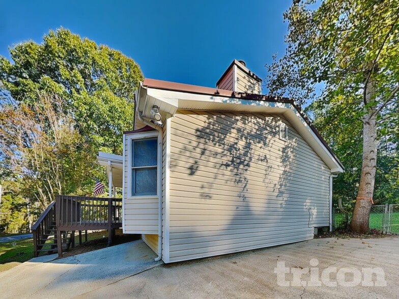 Building Photo - 8977 Tweeddale Dr