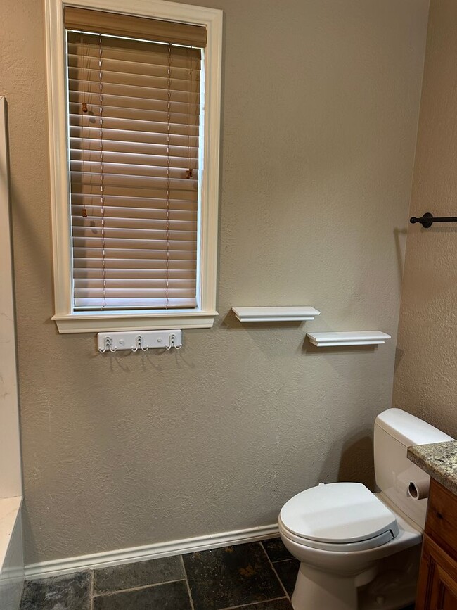 Building Photo - College Station - 3 bedroom 2 bath- 2 car garage - fenced in back yard home in Castlegate