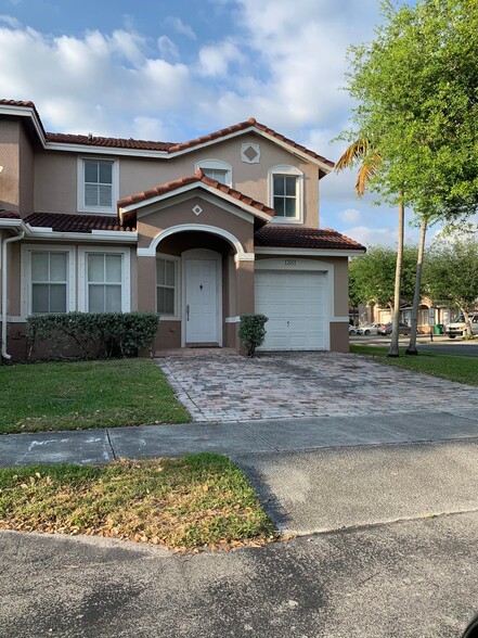 Modern corner townhouse with high vaulted ceilings - 13801 SW 275th Ter