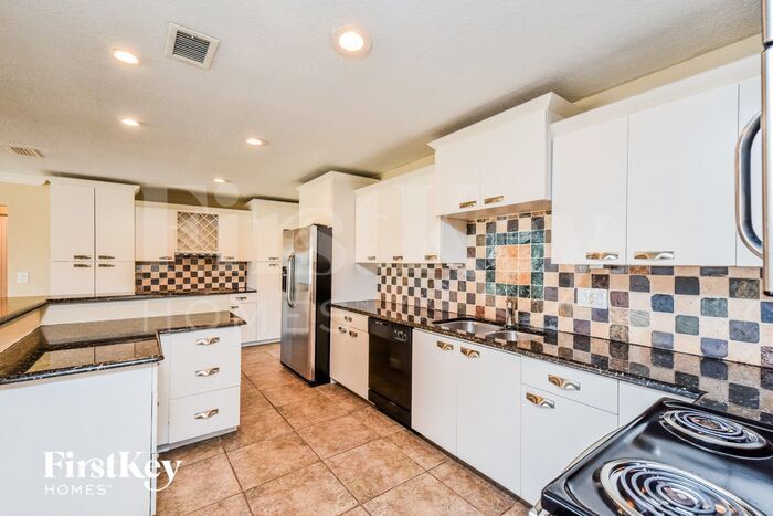 Building Photo - 2290 Beacon Dr