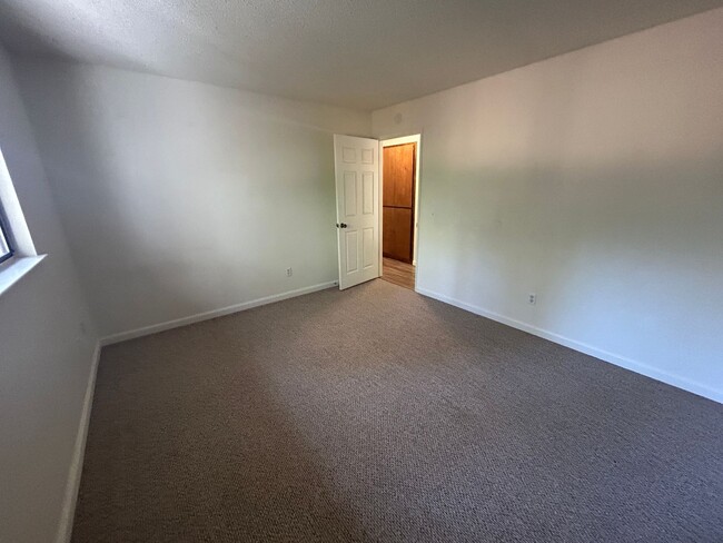 Building Photo - Kingsbury Greens HOA 2 bedroom 1 1/2 bath in Alta Sierra