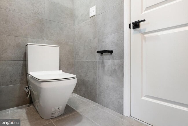 Building Photo - 1830 Montrose St