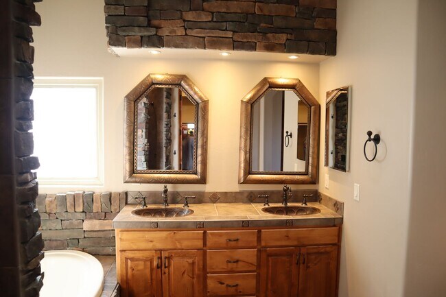 Building Photo - Your own resort! Elegant, Exclusive & Exquisite.