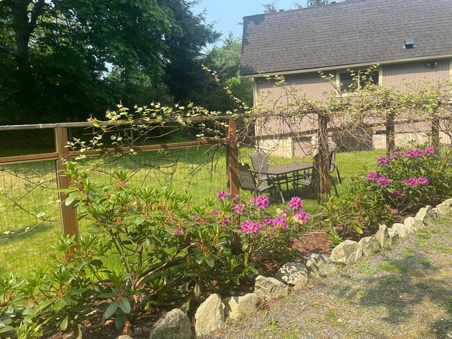 Building Photo - Nicely Maintained Clinton Home with Upgrades and Fenced Yard!