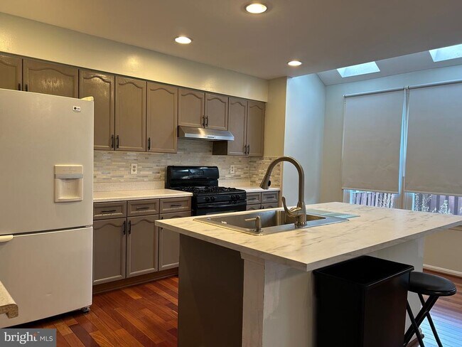 Building Photo - 46706 Bullfinch Square