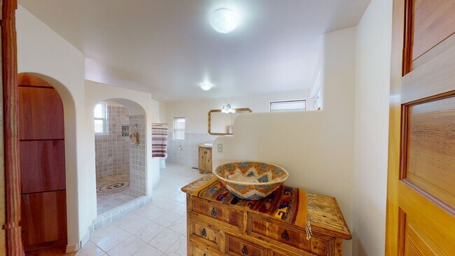 Building Photo - Custom Adobe style home in exclusive Navajo Ridge