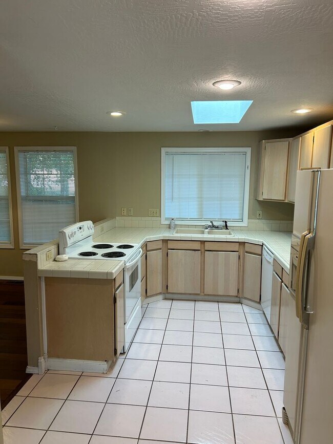 Building Photo - 3 Bedroom, 2 Bath House in Dundee- Great L...